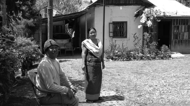 हालांकि कंगाथाई में लोगों के घर पक्के हैं. दिन में बिजली तीन से चार घंटे के लिए ही आती है पर सभी घरों में टीवी है और कुछ में टाटा स्काय की डिश भी लगी है.