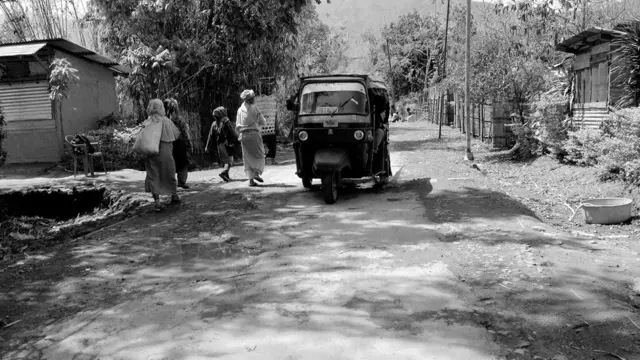 वर्ल्ड चैंपियन बॉक्सर मेरी कॉम सचमुच चुनौतियों से जूझकर जीतने वाली प्रतिभा हैं. क़रीब 20 साल पहले मेरी के परिवार की माली हालत इतनी ख़राब थी कि वो इम्फ़ाल के अपने स्कूल तक जाने के लिए 60 किलोमीटर का सफ़र साइकिल से तय करती थीं.