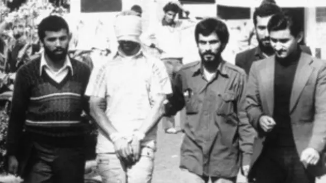 當時美國使館被佔領後共有52名美國人只被扣押,人質危機持續了444天。