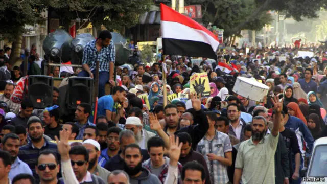 تشهد مصر مظاهرات شبه دائمة منذ عزل مرسي تتخللها أحيانا أعمال عنف تتبادل الشرطة والمتظاهرين المسؤولية عنها.