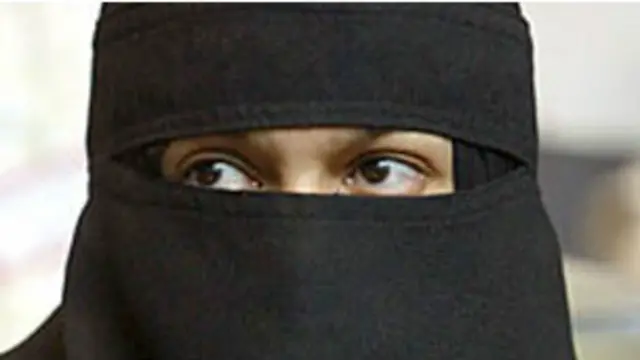 برخی والدین در ازای پول،دختران کم سن و سال را مجبور به ازدواج با مردان خیلی بزرگتر از آنان میکنند