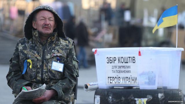 Мужчина собирает деньги на Майдане