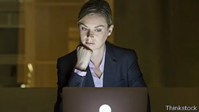 Mujer usando computadora.