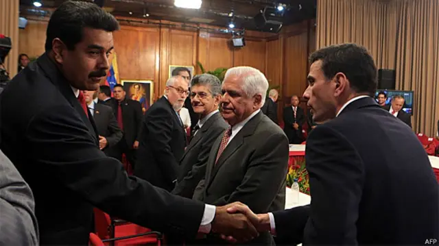 Maduro (esq.) e Capriles se reuniram em Caracas (AFP/Getty)