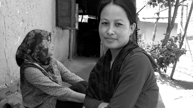 30 साल की अबी कॉम अरुणाचल प्रदेश के एक स्कूल में टीचर हैं. वे अपने गांव से पड़ोसी राज्य अरुणाचल प्रदेश तक बस में जाती हैं, जिसमें उन्हें पूरा एक दिन और एक रात का समय लगता है.