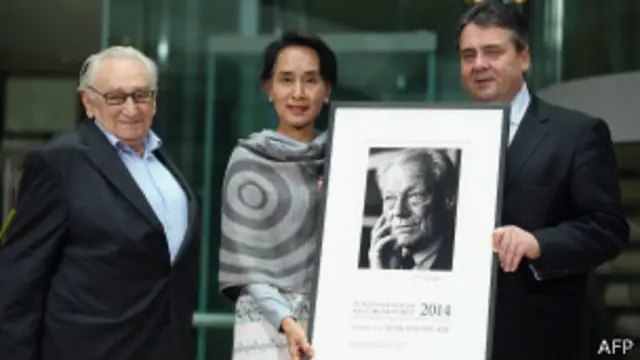 Daw Aung San Suu Kyi receives Willyt Brandt award