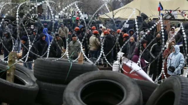 在乌克兰东部顿涅茨克亲俄罗斯的抗议者占领了政府建筑