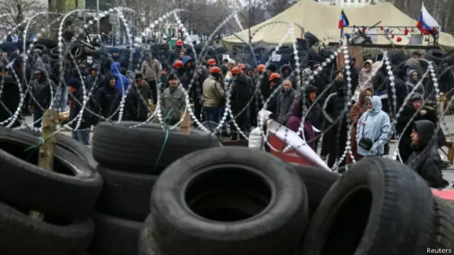 Manifestantes se reúnem em frente à barricada diante de um prédio do governo em Donetsk, no leste da Rússia. Reuters