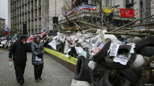 Protestos pró-Rússia em Donetsk, na Ucrânia. Reuters