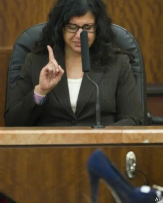 ظل المحلفون نحو أربع ساعات في مناقشة مستفيضة للحكم.