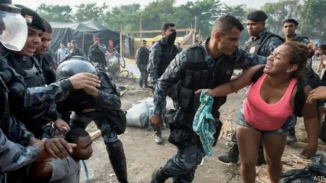 شارك في العملية نحو 1500 من عناصر الشرطة. 