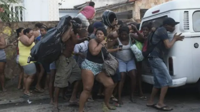 كان يسكن في المباني نحو 5000 شخص 