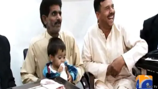 بثت وسائل إعلام باكستانية صورا للطفل الرضيع عند ظهوره في جلسة المحاكمة الأولى جالسا في حضن والده. 