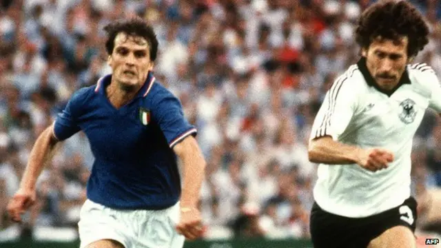 مارکو تاردلی در برابر پل برایتنر. ایتالیا این بازی را سه بر یک از آلمان غربی برد