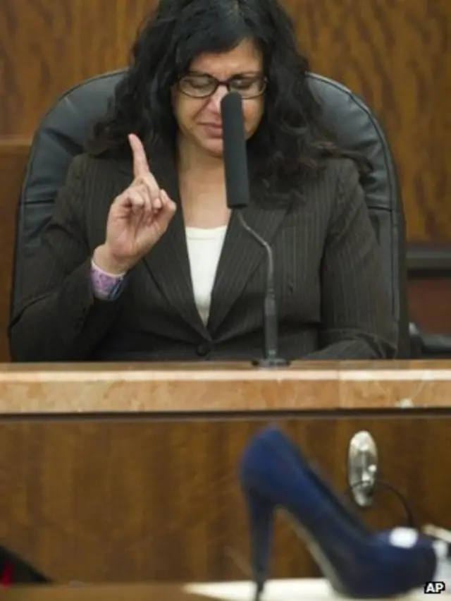 دفع محامو تروخيو بأنها ضربت المجني عليه لإبعاده فقط