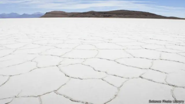 يقع معدن الليثيوم تحت طبقات من الملح، ويُتوقع أن يتقشر خلال 50 عام.