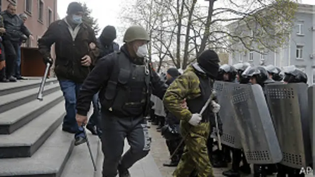 Manifestantes fueron sacados del edificio de la fiscalía en Donetsk.