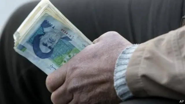 تراجعت قيمة الريال الإيراني بواقع الثلثين جراء العقوبات.