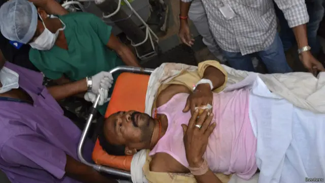 Homem ferido em explosão de bomba na Índia (Reuters)