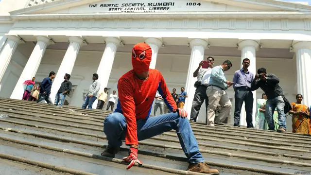 گوروو کو مقامی باشندے ’سپائڈر مین‘ کے نام سے جانتے ہیں شاید اسی لیے گوروو کاغذات نامزدگی داخل کرنے کے لیے اسی روپ میں گئے۔