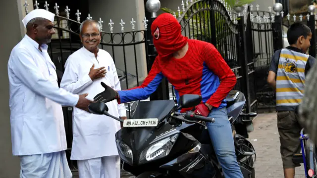 بھارت میں پارلیمانی انتخابات کی مہم زوروں پر ہے۔ مختلف امیدوار ہیں ان میں بھارت کے ’سپائڈر مین‘ کہلانے والے گوروو شرما بھی شامل ہیں جو جنوبی ممبئی سے آزاد امیدوار ہیں۔