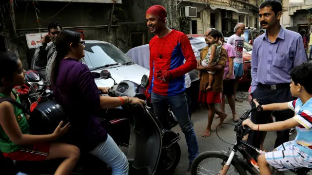 ان انتخابات میں پہلی بار ووٹ دینے والے نوجوانوں کی بڑی تعداد ہے۔ اس لیے گوروو نوجوانوں سے مل کر ان سے خصوصی طور پر اپنے حق میں ووٹ کی اپیل کر رہے ہیں۔