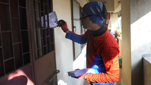 کاغذات نامزدگی داخل کرنے کے بعد گوروو سپائڈرمین کے لباس میں ہی لوگوں سے ووٹ کی اپیل کر رہے ہیں۔