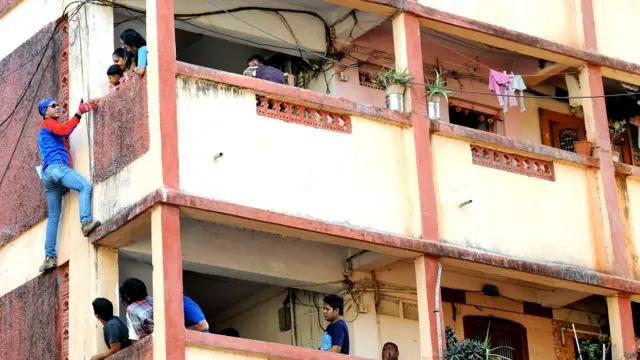 اس تصویر میں انڈین سپائڈرمین بچوں سے ہاتھ ملاتے ہوئے دیکھے جا سکتے ہیں۔ بھارت میں انتخابات کو جمہوریت کے جشن کے طور پر دیکھا جاتا ہے۔