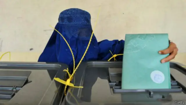 Жительница Афганистана голосует на президентских выборах