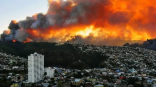Feu gigantesque aux alentours de la ville de Valparaiso, au Chili