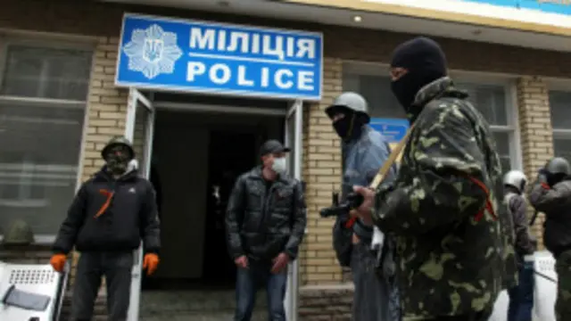 ස්ලවියාන්ස්ක් නගරයේ පොලිස් ස්ථානයක් රුසියානු හිතවාදී කැරලිකරුවන්ගේ පාලනයට