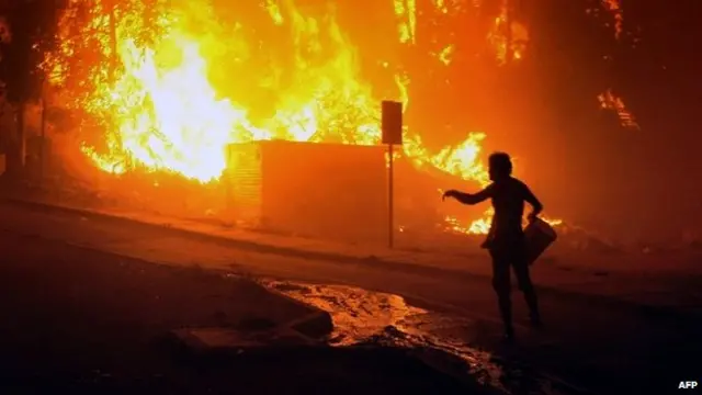 بحرالکاہل سے شہر کی جانب آنے والی تیز ہوا کی وجہ سے آگ پر قابو پانا مشکل نظر آ رہا ہے