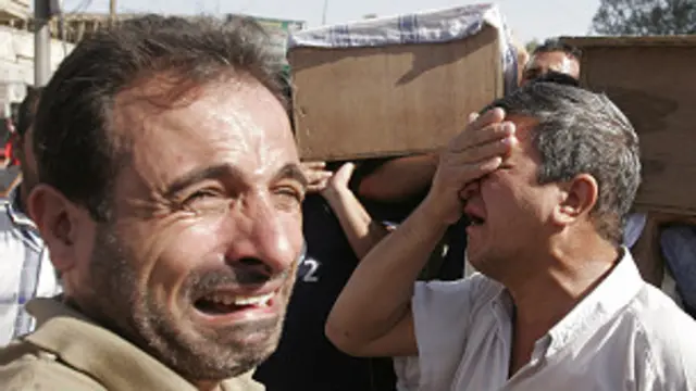 رجل عراقي يبكي