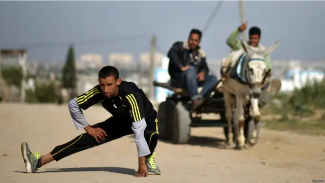 اسرائیلو له غزې څخه بیت لحم ته د ۳۰ منډې وهونکو لوبغاړو پر سفر بندیز لګولی و، چې یو په کې د اولمپیک مخکنیو سیاليو لوبغاړی نادرالمصري دی.