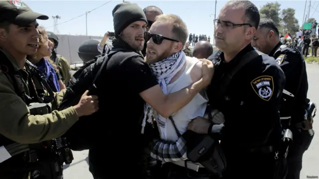 اسرائيل وايي چې په الخلیل کې یې د یوه فلسطیني د کور د استملاکولو په تور ځینې بهرني فعالان نیولي.