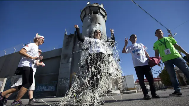 یوه بهرنۍ فعاله په ماراتن کې د فلسطیني بندیانو د خوشي کېدو په ملاتړ راوتلې ده. 