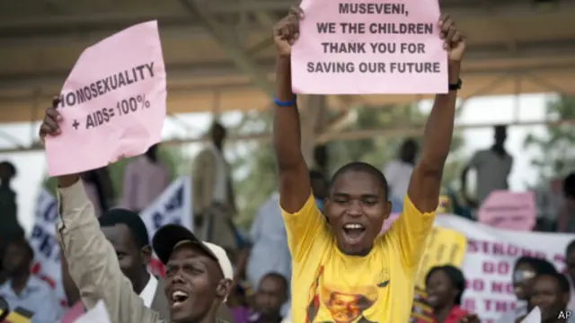 Ugandenses manifestam apoio a projeto de lei antigays assinado pelo presidente do país