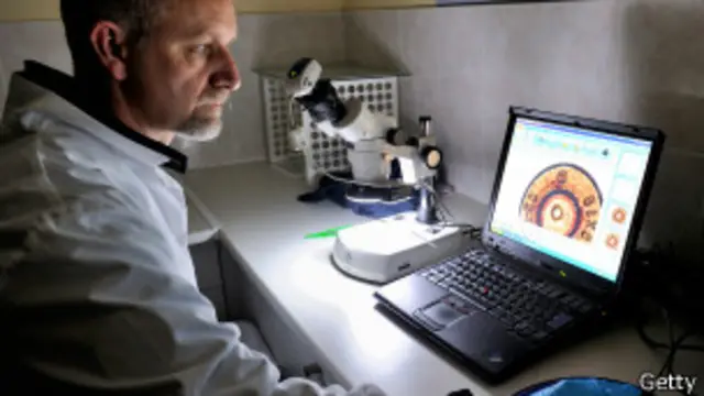 Agente de la gendarmería francesa usa nueva teconolgía para identificar un cartucho de bala