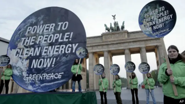 تجمع طرفداران محیط زیست در مقابل دروازه براندنبورگ برلین همزمان با انتشار گزارش
