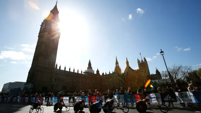 میراتھن ریس میں شریک افراد برطانوی پارلیمان کے سامنے سے گزر رہے ہیں۔ لندن میں اتوار کو موسم خشک اور روشن رہا۔
