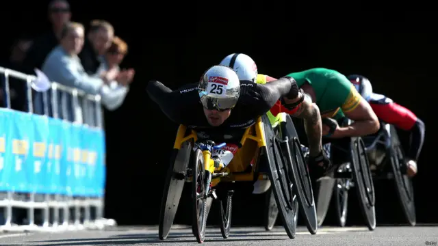 میراتھن میں ایلیٹ وہیل چیئر کھلاڑیوں نے بھی حصہ لیا۔