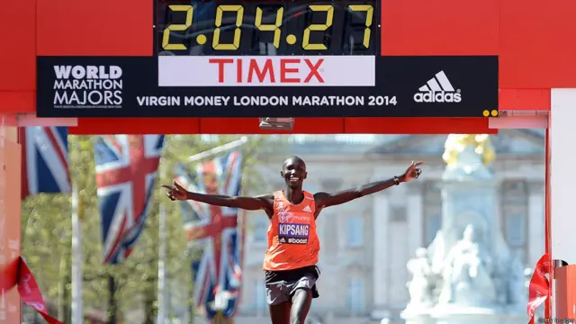 肯尼亚世界冠军保持者威尔逊·基普桑以两小时四分二十七秒的成绩赢得他的第二次伦敦马拉松冠军。
