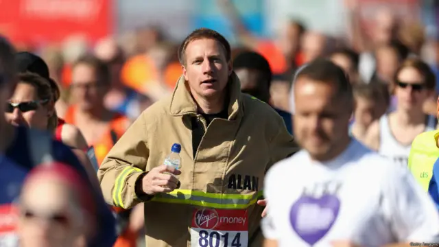 该赛事吸引了许多业余选手，他们是3万多名参赛选手的主力。