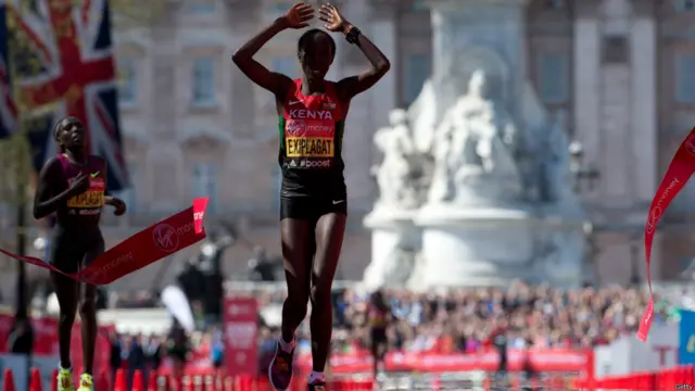 خواتین کی درجہ بندی میں کینیا ہی کی ایدنا کیپلیگت نے ریس جیتی۔ انھوں نے گزشتہ سال برلن میراتھن جیتی تھی اور مقررہ فاصلہ کم وقت میں طے کر ایک نیا ریکارڈ بنایا تھا۔