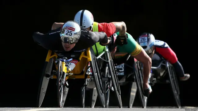 伦敦马拉松还有残疾人参赛。