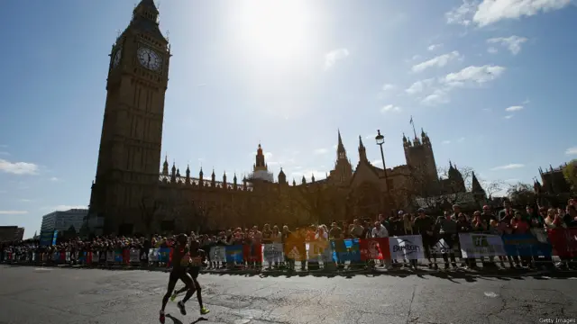 成千上万的英国民众在伦敦市中心观看马拉松，为参赛选手加油鼓劲。（编译/责编：尚清）