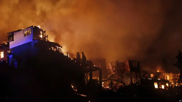Casas en llamas en Valparaiso, Chile