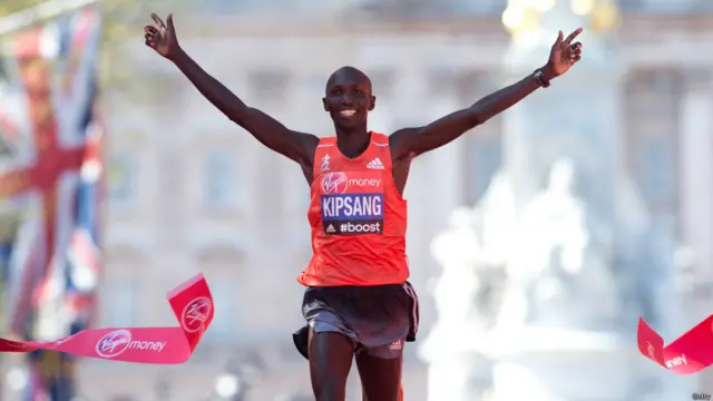 کینیا کے ایتھلیٹ ولسن کپسانگ نے دوسری بار لندن میراتھن جیت لی۔ اس سے پہلے انھوں نے سال 2012 کی ریس جیتی تھی۔انھوں نے مقررہ فاصلہ 2:04.27 وقت میں طے کیا۔