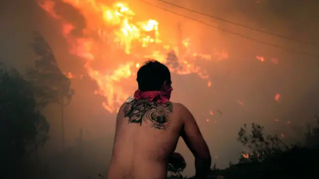 Un hombre observa las llamas