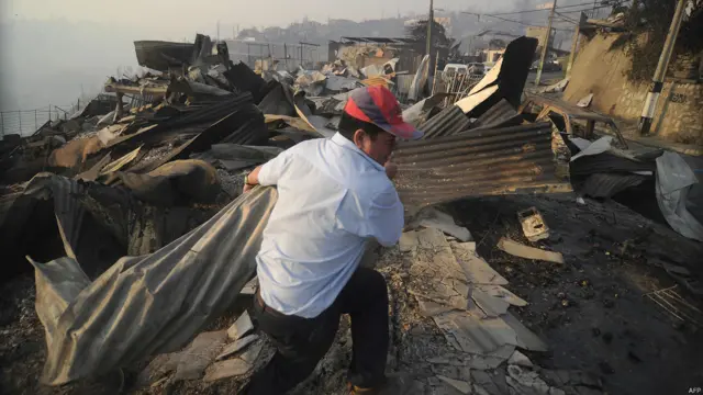 Un hombre entre los escombros, en Valparaiso, Chile
